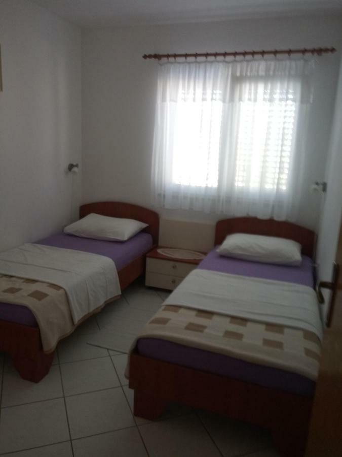 Apartmani Ana Vir Exterior photo